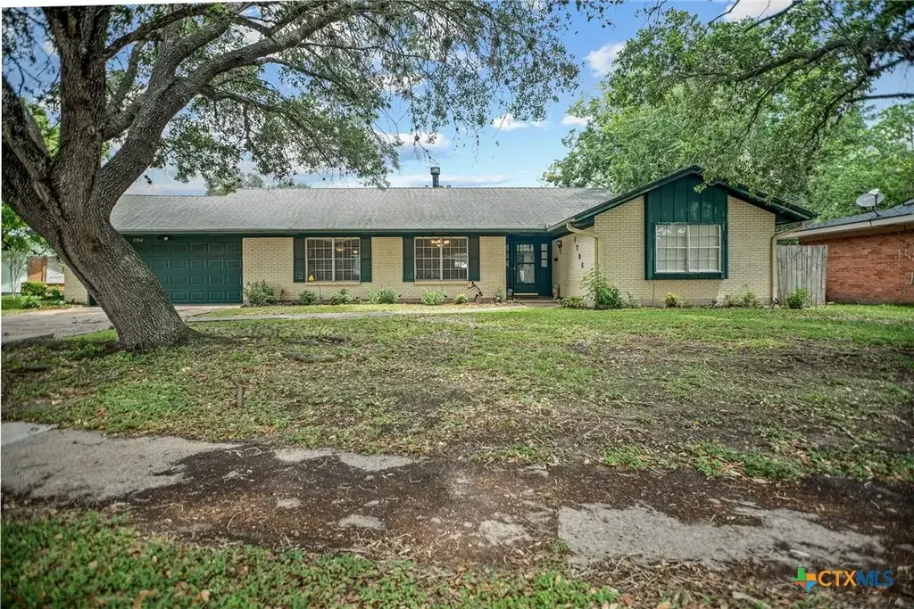 1706 College Drive, Victoria