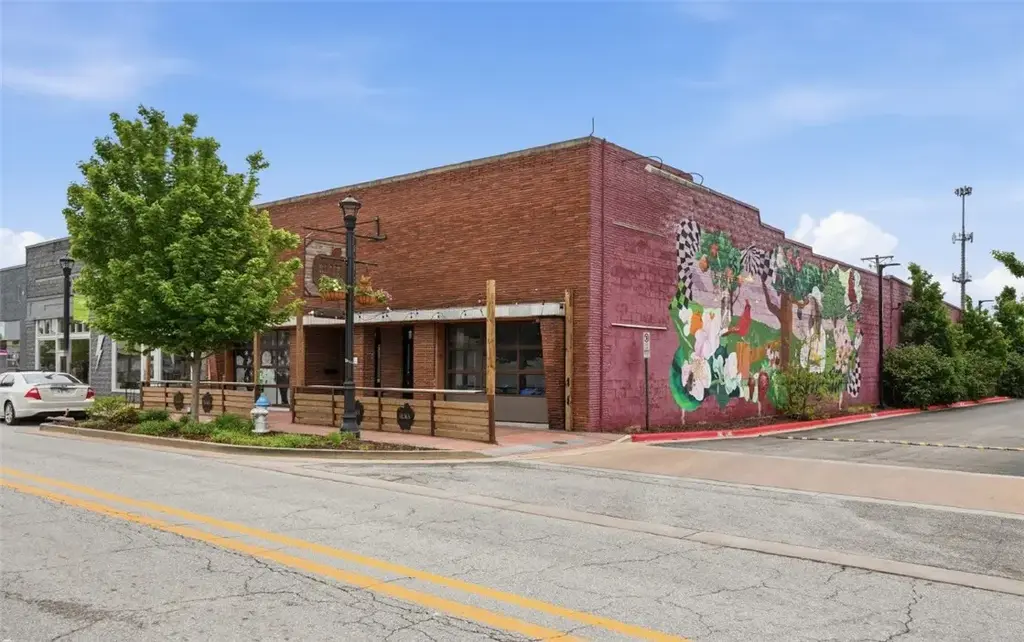 321 & 323 E Emma Avenue, Springdale