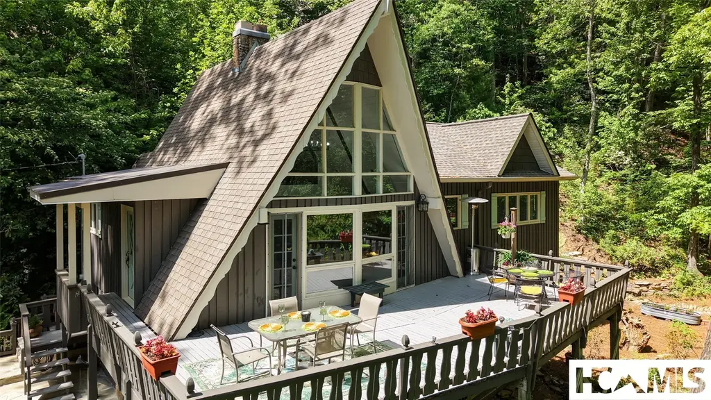 173 Strawberry Hill Road, Cullowhee
