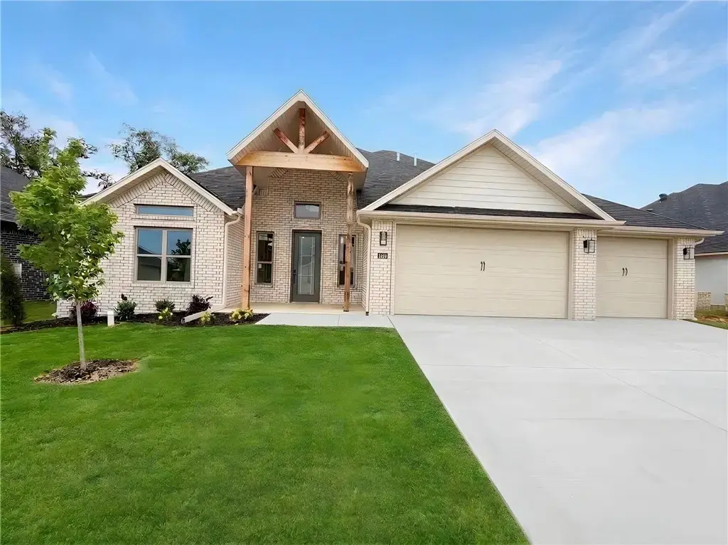 1351 Greyback Lane, Centerton