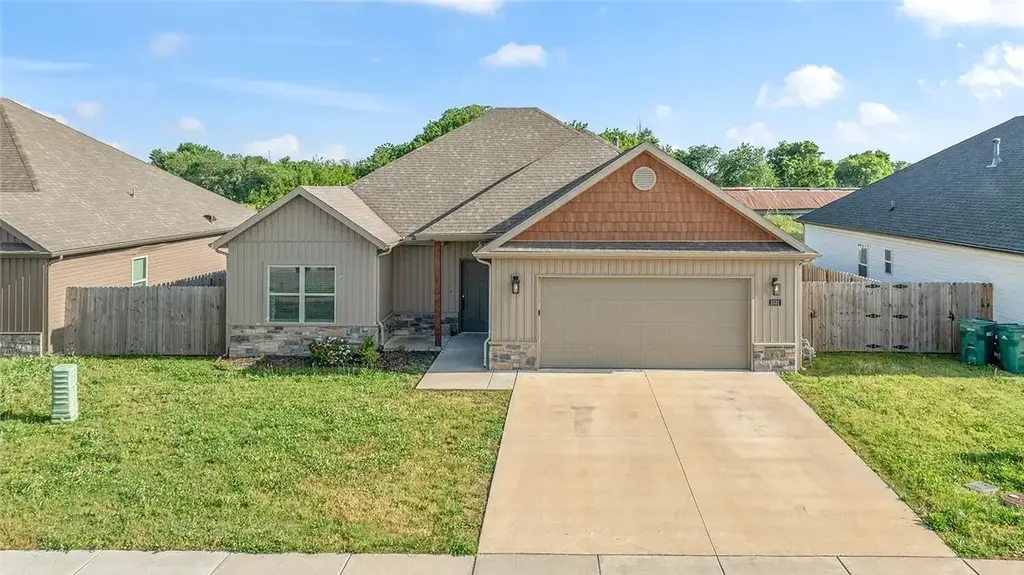 1031 Pebble Pass, Centerton