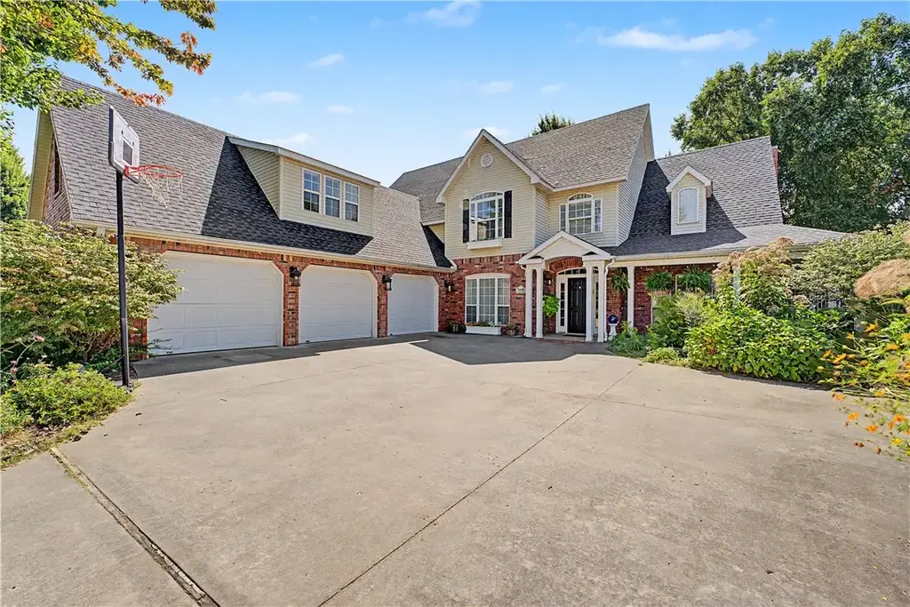 2490 N Middleton Way, Fayetteville