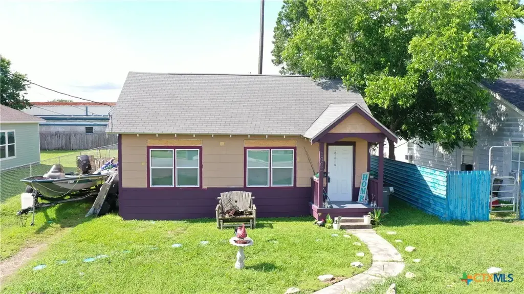 1003 E San Antonio Street, Victoria