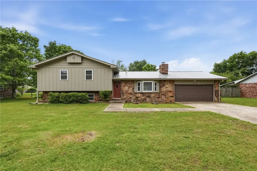 1902 W Granite Street, Siloam Springs