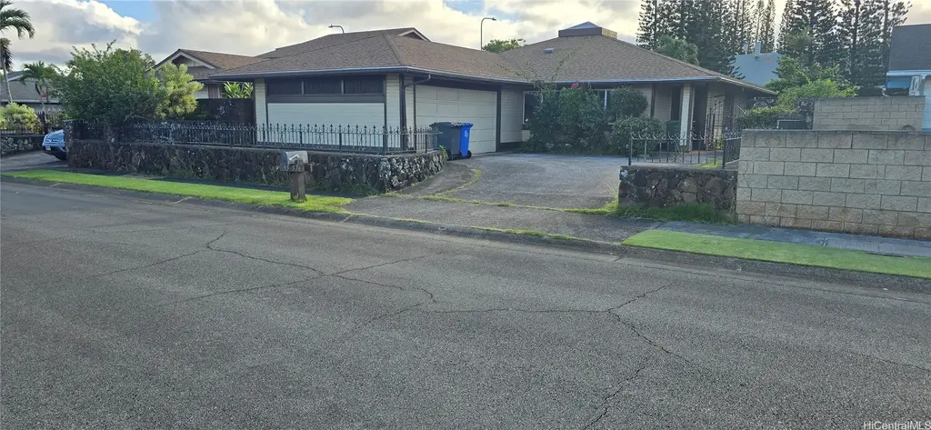 95-576 Leleiona Street, Mililani