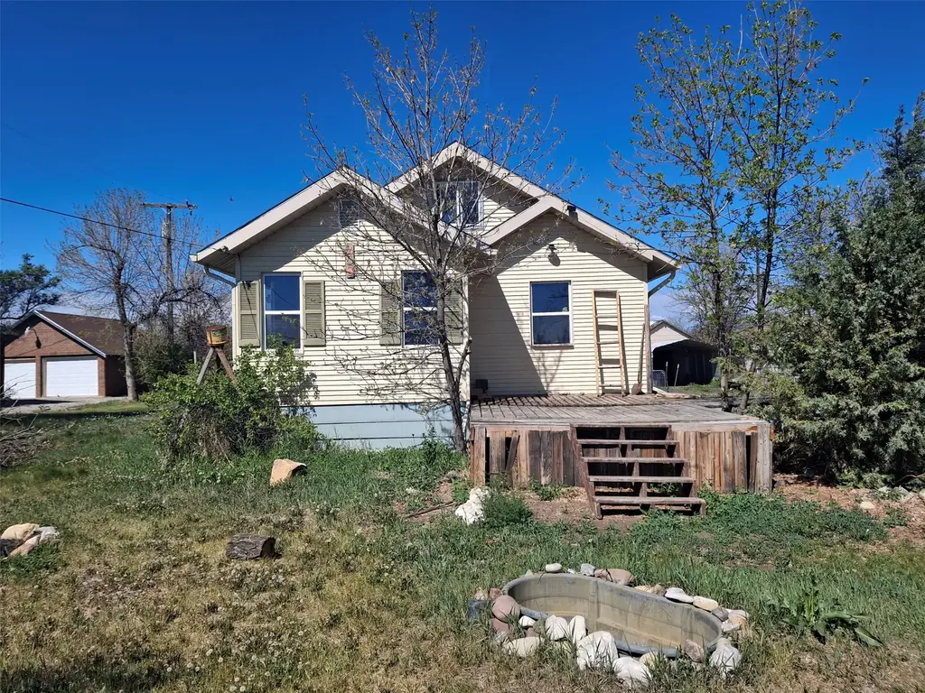 208 3rd Avenue Ne, Dutton