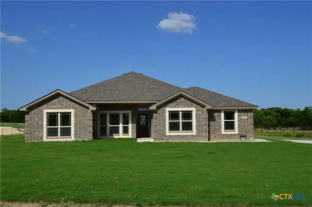 1126 County Road 3153, Kempner