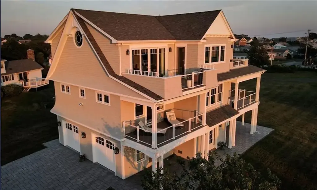 154 Saltaire Ave, Narragansett