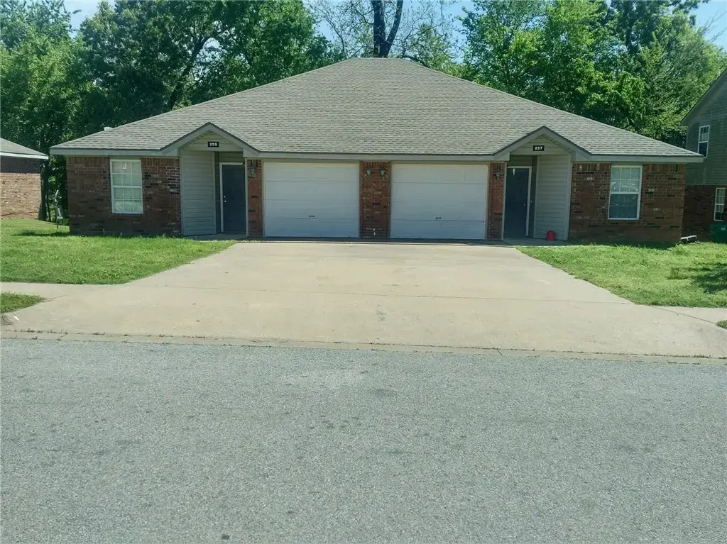 231 Graystone Circle, Centerton