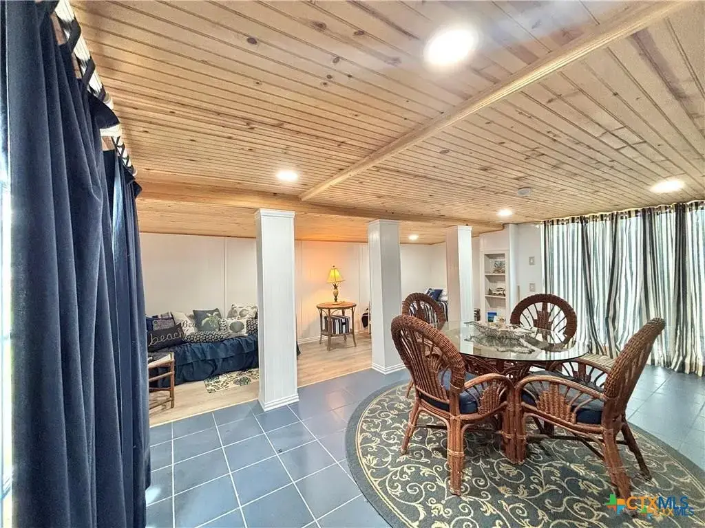 707 W Monroe Avenue, Port O'Connor