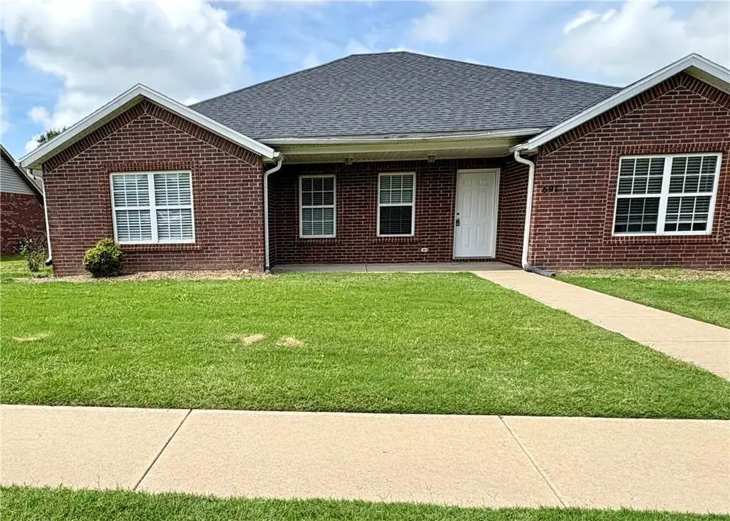 691 N Meadowlands Drive, Fayetteville