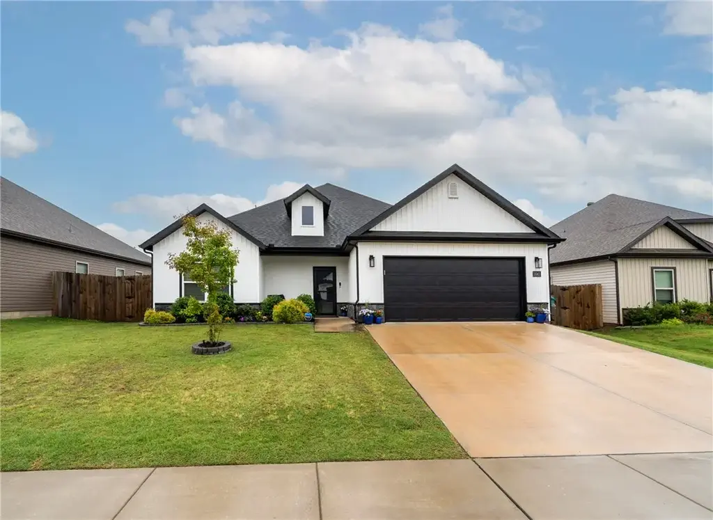 1041 Sunshine Court, Centerton