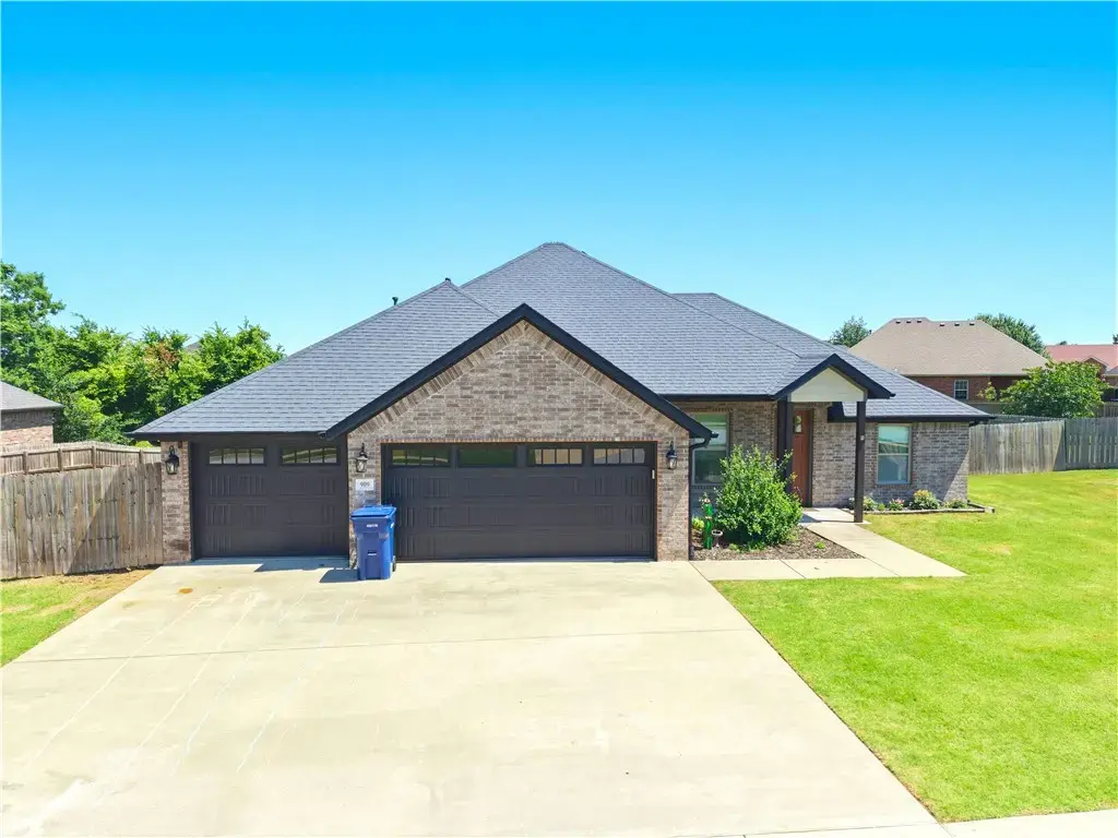 909 Carter Court, Siloam Springs