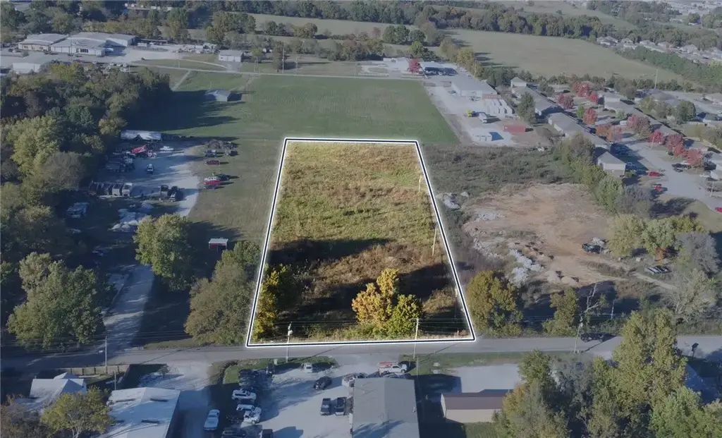 560 W County Line Road, Springdale
