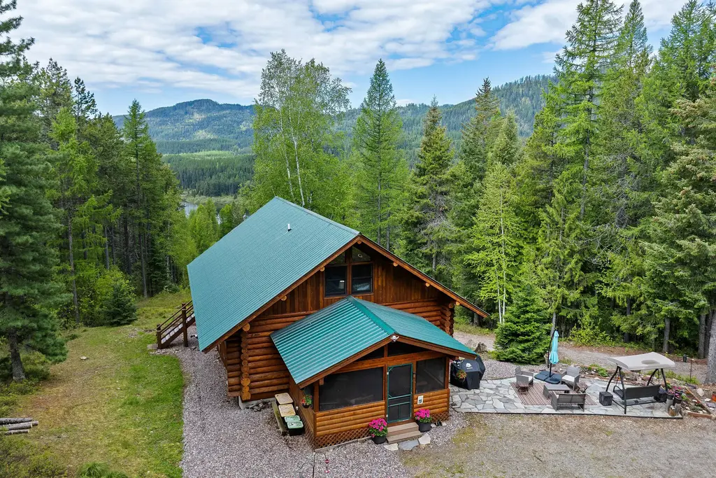 1087 Lakeview Lane, Columbia Falls