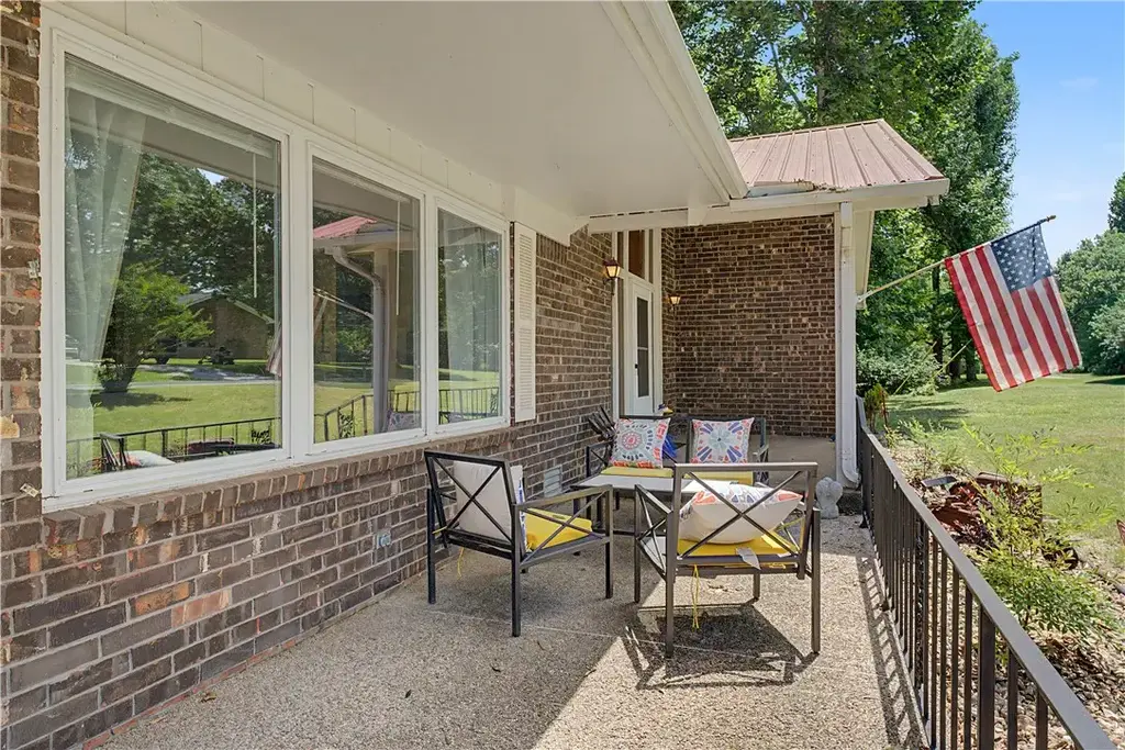 53 Alton Circle, Rogers