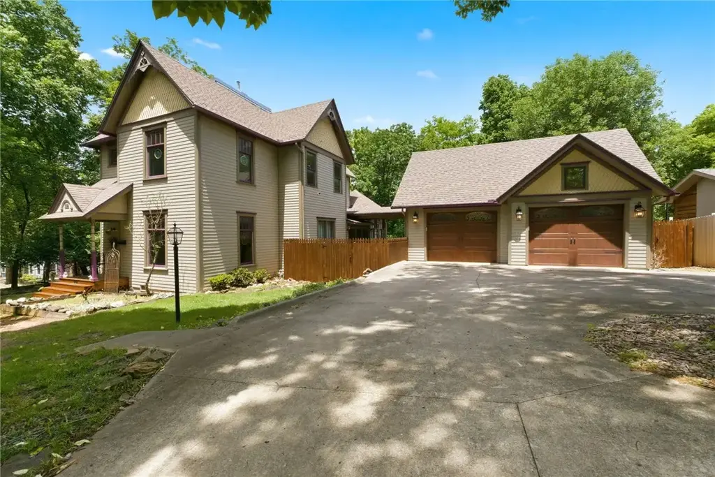 402 E Spring Street, Fayetteville