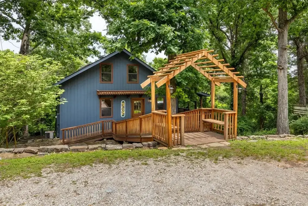 8665 White Oak Drive, Rogers