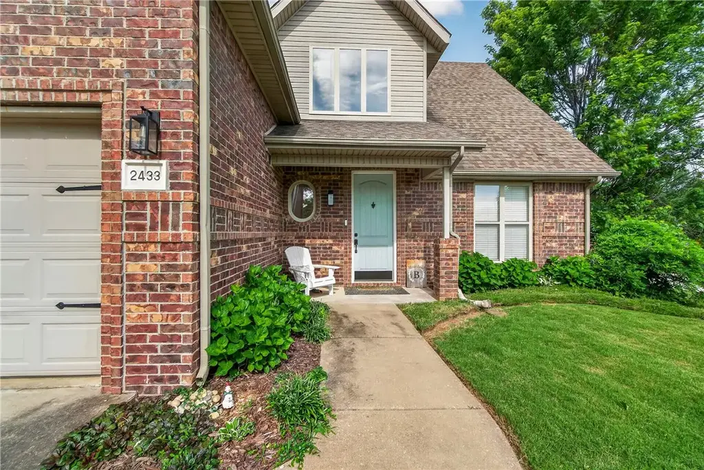 2433 N Hidden Creek Drive, Fayetteville
