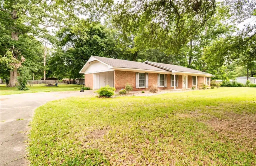 1014 Daniels Street, Dermott