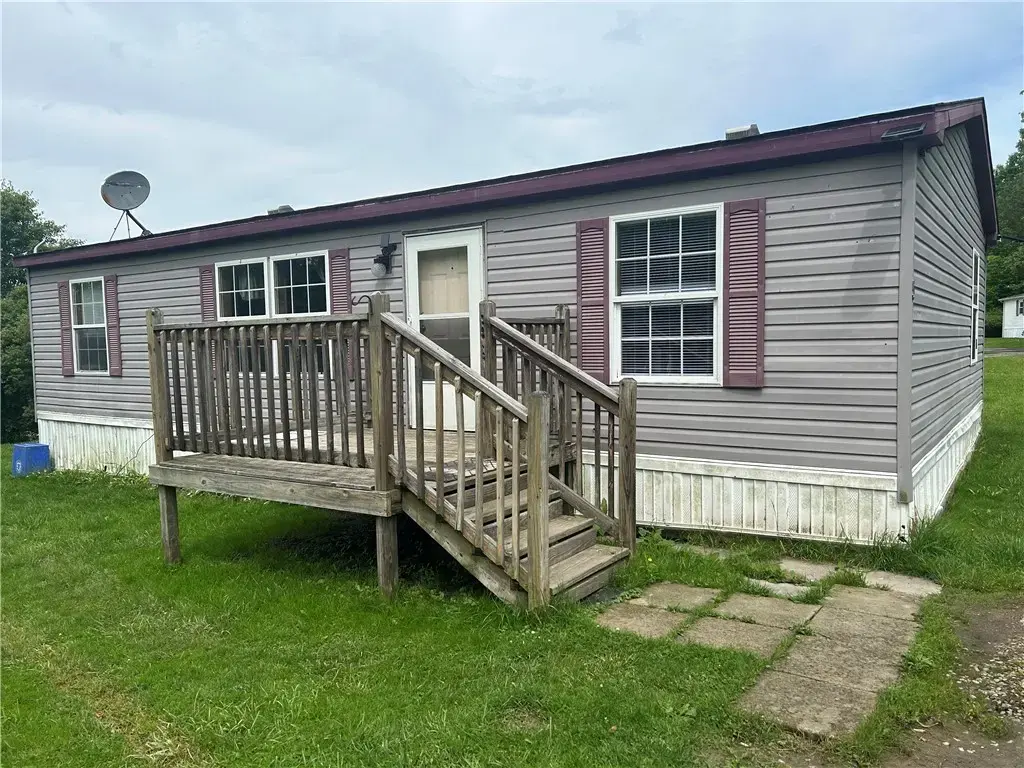 5 Spruce Lane , White