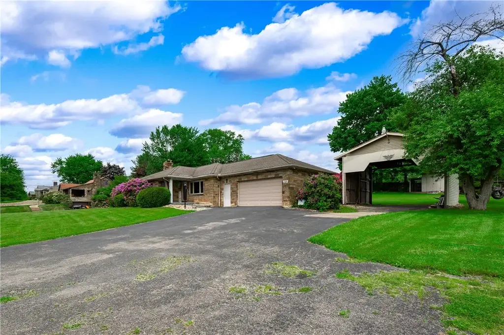 120 Sunbury Road , Center
