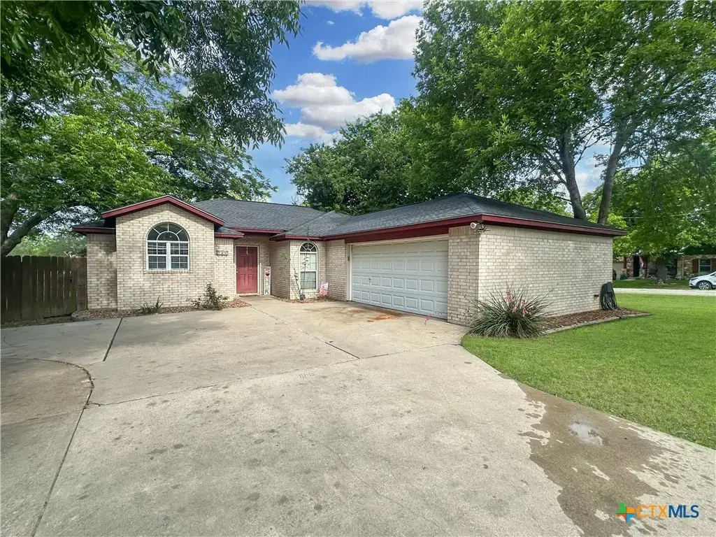 704 S Market Street, Flatonia