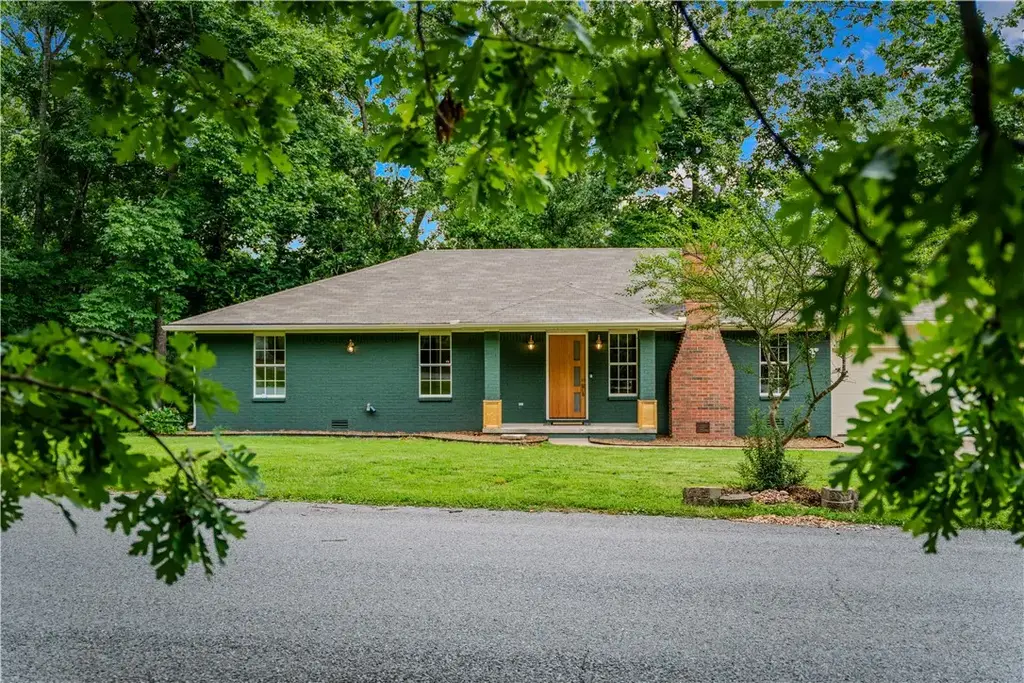 9766 Buckskin Circle, Rogers