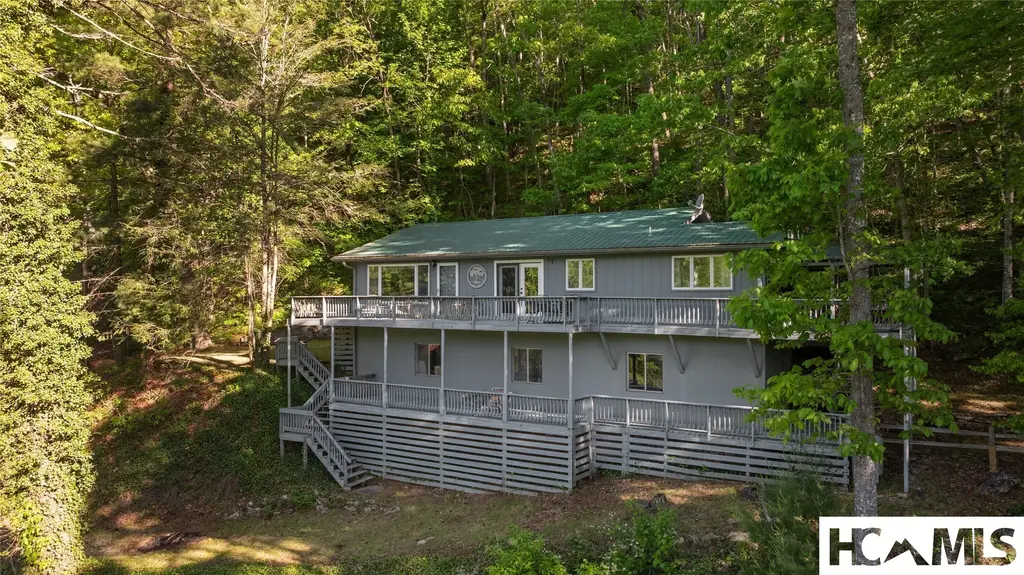 233 Strawberry Hill Road, Cullowhee