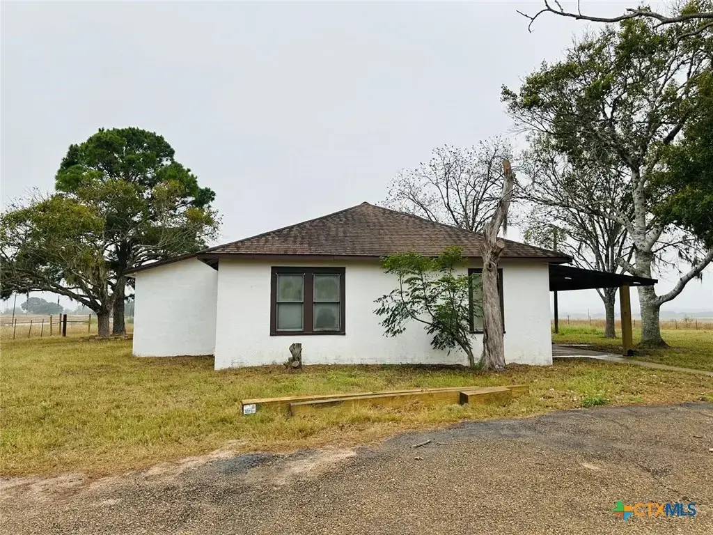 1696 E Fm 884, Yorktown