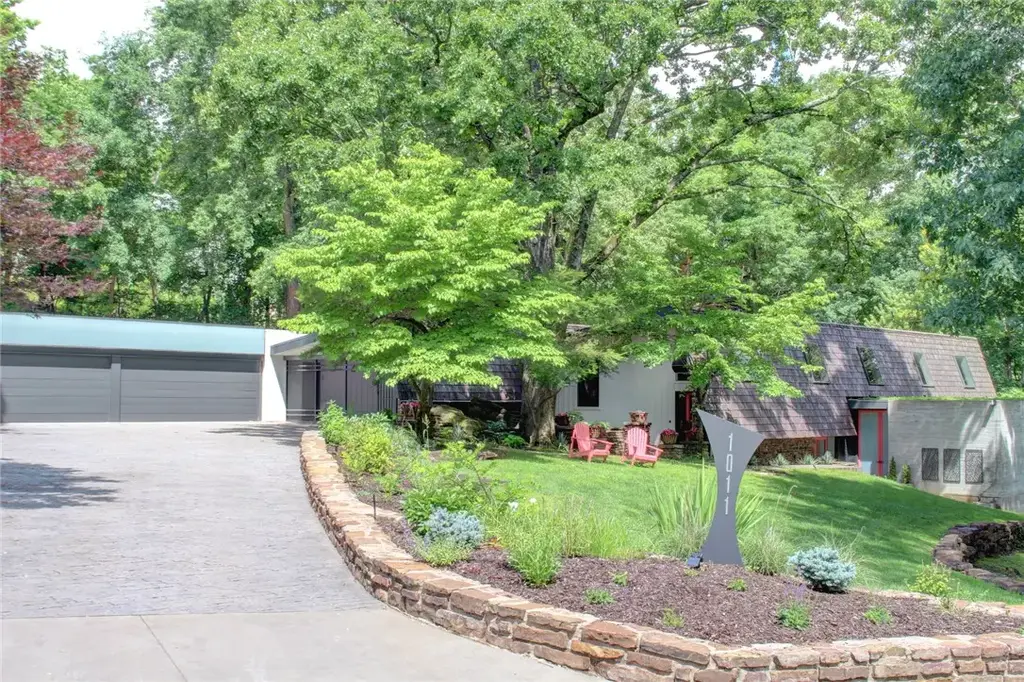 1011 N Tanglebriar Lane, Fayetteville