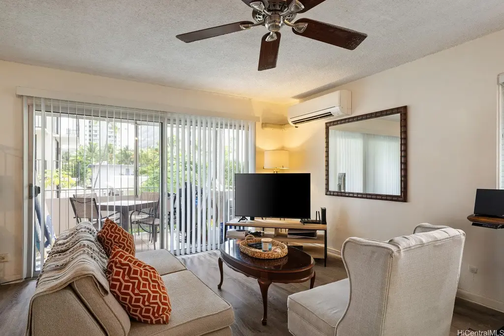 (unit #302) 411 Kaiolu Street, Honolulu