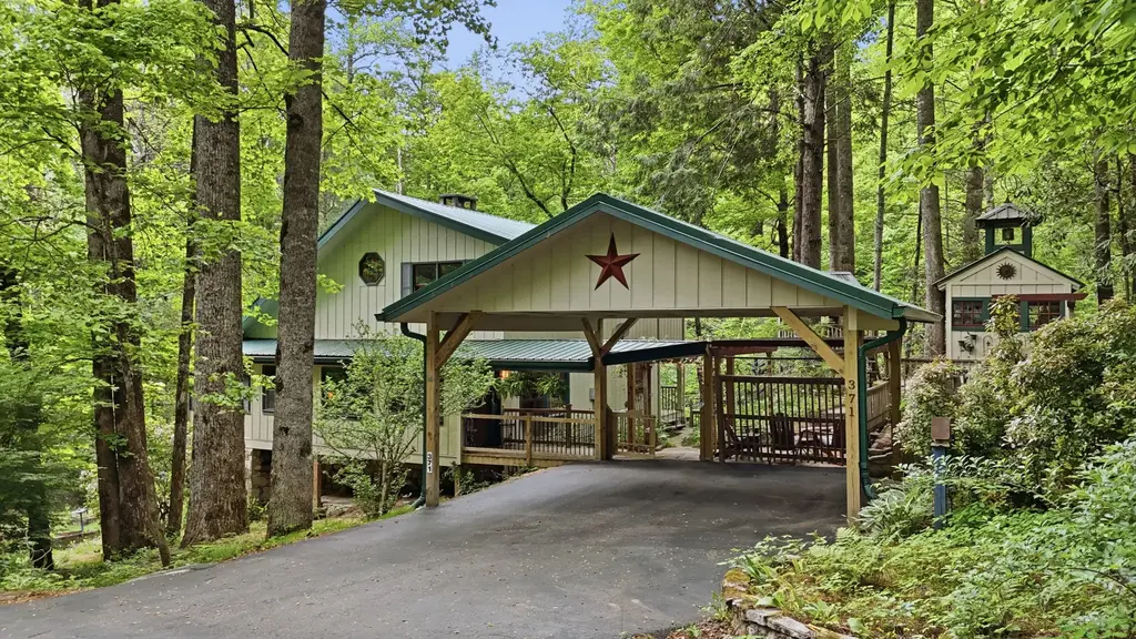 371 Sassafras Gap Road, Highlands