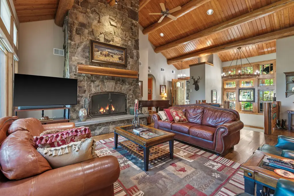 599 Pommel Drive, Bigfork
