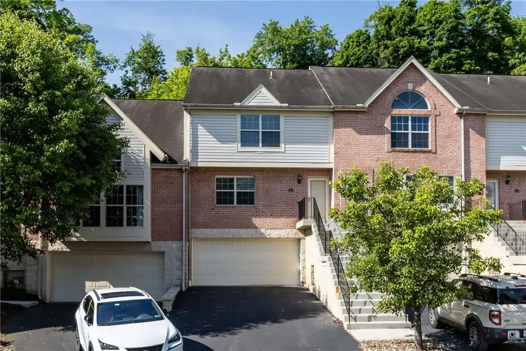 402 Berrington Court , Bethel Park