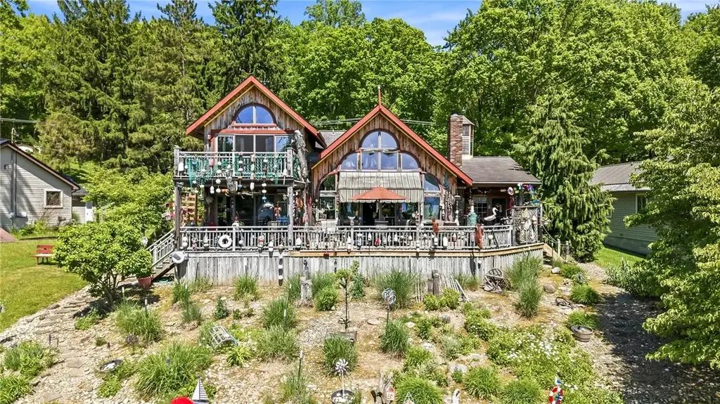 4621 Lake Road, Shenango