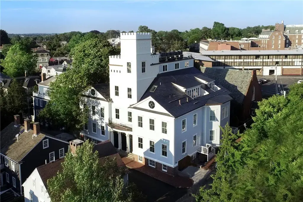 50 School St # 1, Newport