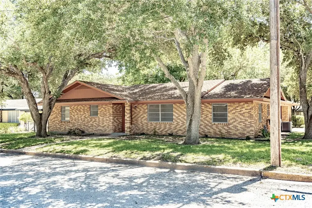 1220 N Avenue I, Shiner