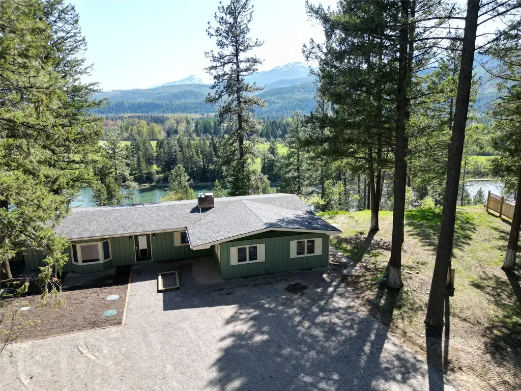 1497 Kootenai River Road, Libby