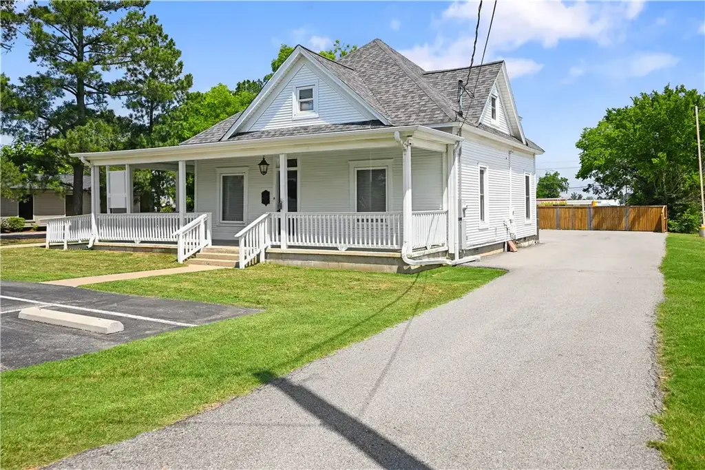 1103 W Elm Street, Rogers