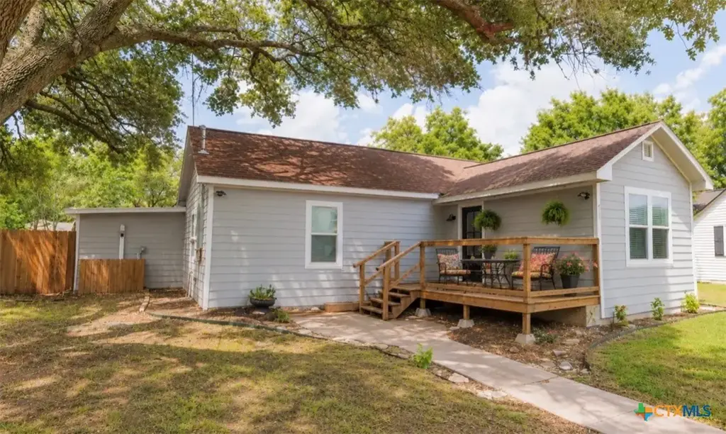 310 East Second Street, Cuero
