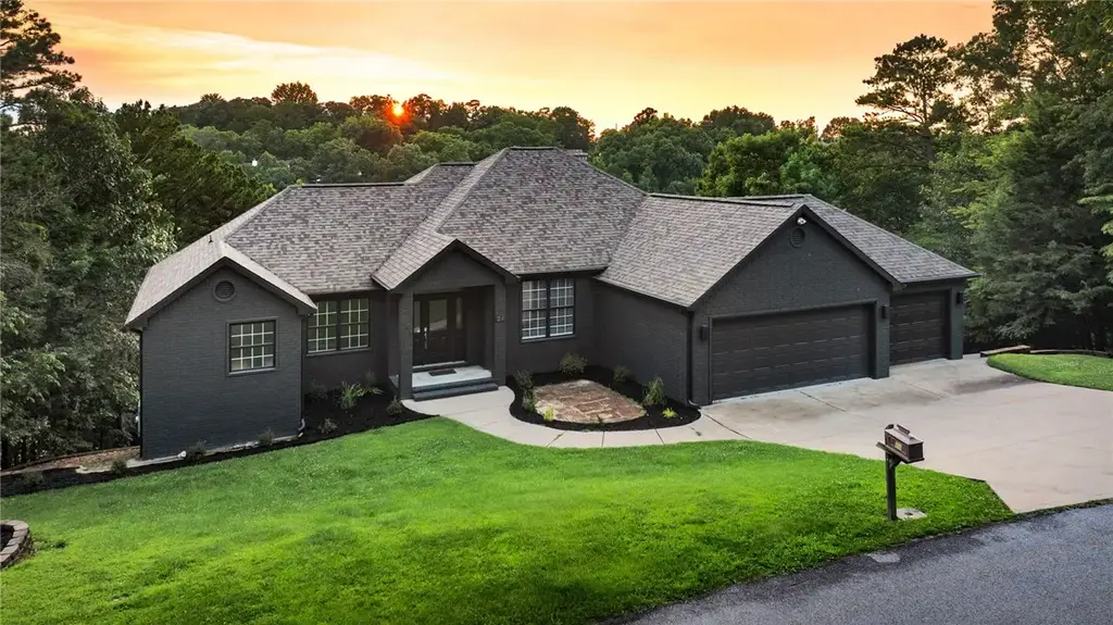 24 Acapulco Drive, Rogers