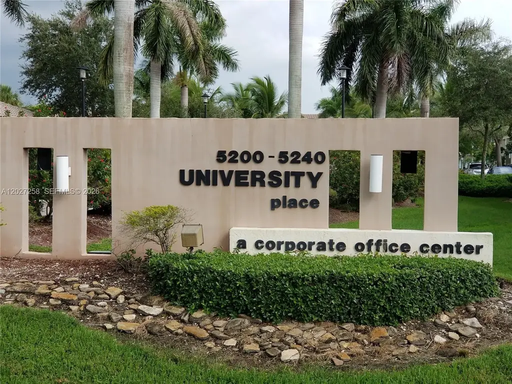 5220 S University Dr 204c, Davie