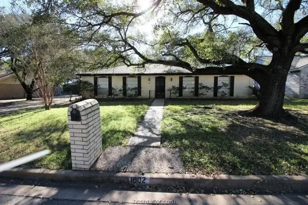 1802 Leona Drive, College Station