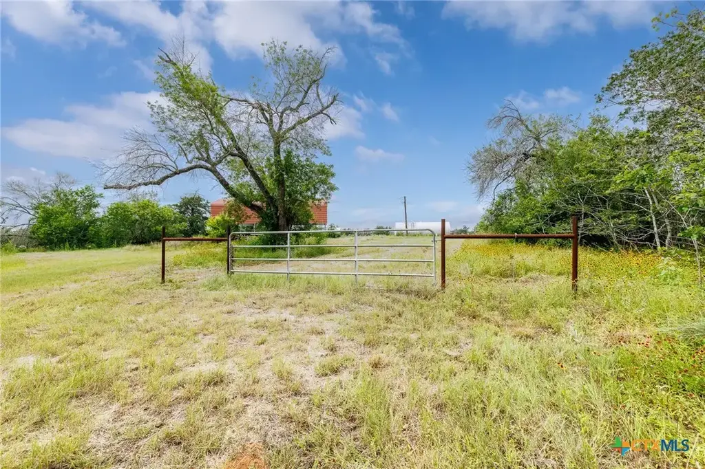 51 County Road 471, Nixon