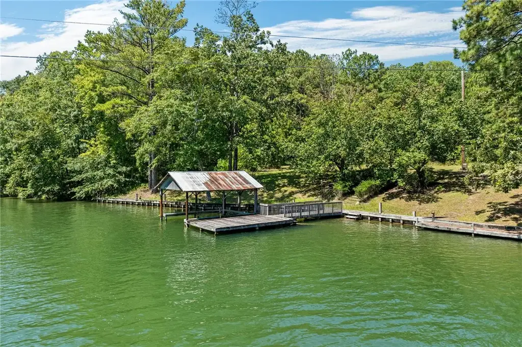 1 Lakeview Dr, Eclectic