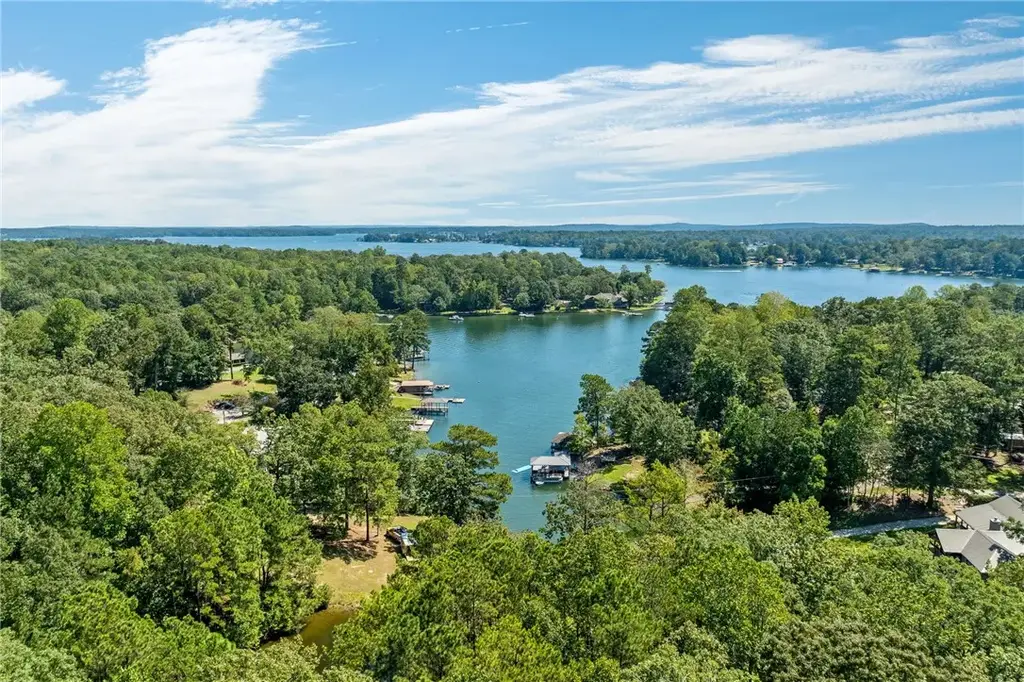 2 Lakeview Dr, Eclectic