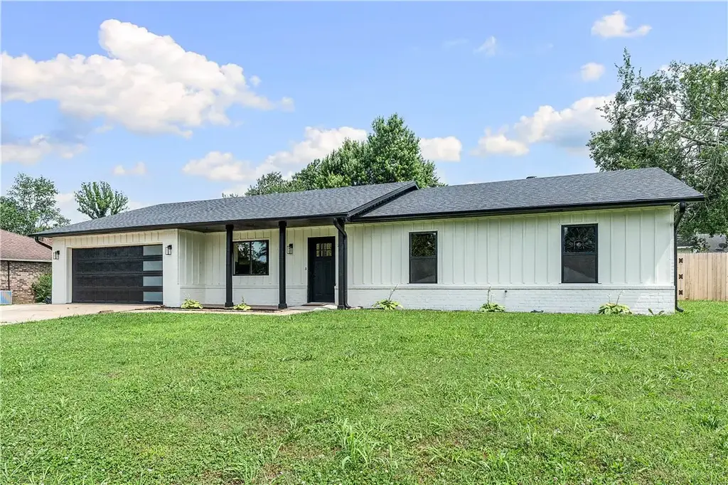 2913 Parkwood Drive, Rogers