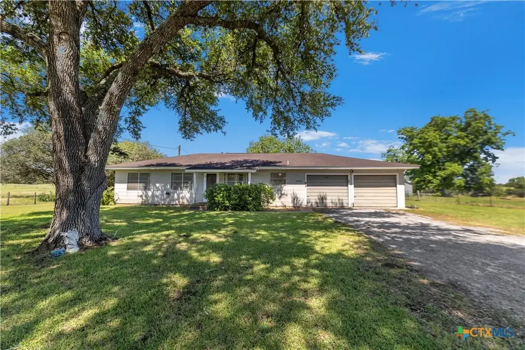 2602 Bootlegger Lane, Yoakum