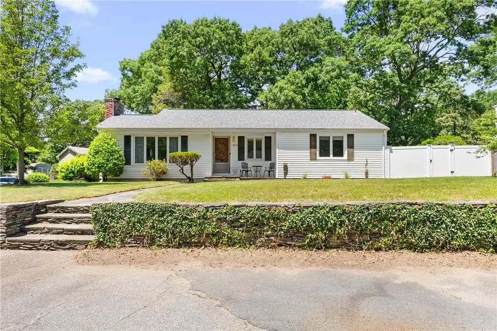 417 Squantum Dr, Warwick